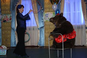Дрессированный медведь на детском празднике