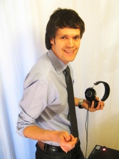 DJ с наушниками.
