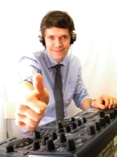 DJ у пульта.