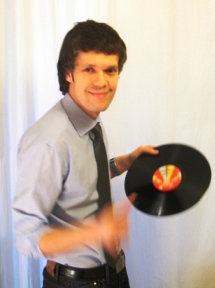 DJ с пластинкой.