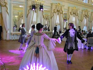Исторические танцы в Константиновском дворце.