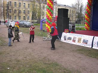 Помощница клоуна несет стул