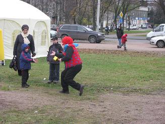 Клоун играет с детьми