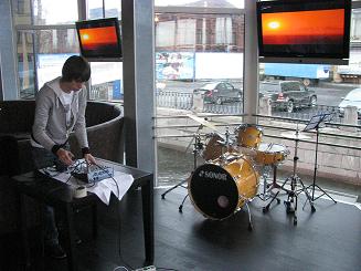 dj готовится к работе.