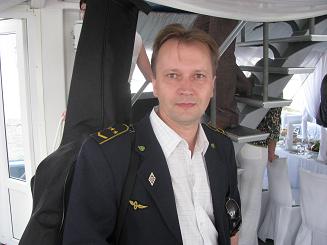 Сотрудник в форме железнодорожника.