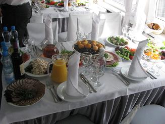 Сервированный стол.