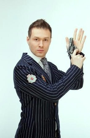 Ведущий с пистолетом.
