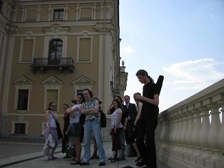 Артисты перед Константиновским дворцом.