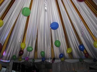 разноцветные шары под куполом зала